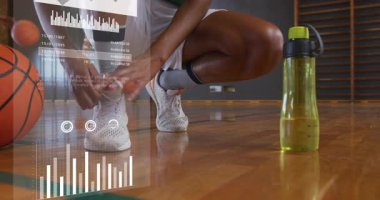 Sahada bağlayan ayakkabıya uzanan bayan sporcu, spor grafikleri performans için güncelleniyor. Sporcu, spor, fitness, teknoloji, performans, biyomekanik, eğitim