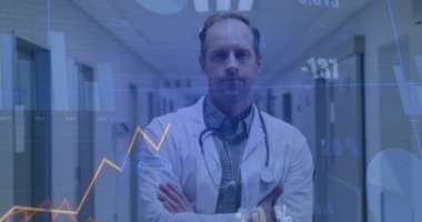 Kameraya bakan doktor, sarı çizgi grafiği yükseliyor, salınan çizgiler, sağlık verilerini gösteren örtüler. Tıbbi profesyonellik, veri analizi, iş zekası, dijital görselleştirme, sağlık sektörü, profesyonel çevre, modern tasarım