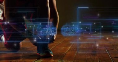 İlk atlet, antrenman esnasında bağcıklarını bağlayıp hologramları gösteriyor. Sporcular, dijital arayüz, spor giyim, yüksek teknoloji, performans, fitness, eğitim