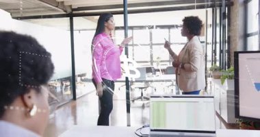 Meslektaşlar akıllı telefonları cam duvarla büyütür ve karşılıklı jestler yapar, engelleme zinciri oluştururlar. İşbirliği, dijital, iletişim, yenilik, takım çalışması, modern, profesyonel