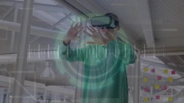 Kadın teknoloji VR kullanıcısı el kaldırıyor ve veri için hava kaydıran holografik halkalara dokunuyor. Fütürist, sürükleyici, yenilikçi, işbirliği, dijital, gösterişli, dinamik