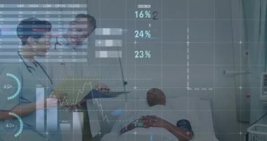 Hastanedeki tıp doktorları, teşhis için değişen çizelgelerle birlikte hasta dosyalarını inceliyor. Tıbbi, analitik, sağlık, teknoloji, profesyonel, araştırma, raporlama