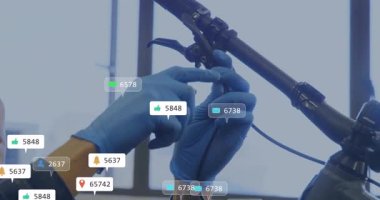 Motor kolu ve kabloyu ayarlayan tamirci, atölyede çarpan ve kaybolan animasyon simgelerini gösteriyor. Tamircilik, işçilik, kesinlik, yenilik, atölye, teknik, endüstriyel