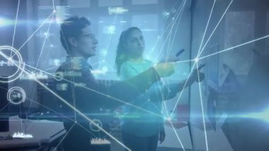 Erkek stil yükseltme ve kadın sunum için ağ çizelgelerini etkinleştirmek için görüntüleme. Teknoloji, işbirliği, veri görselleştirme, etkileşimli, dijital, profesyonel, ağ oluşturma