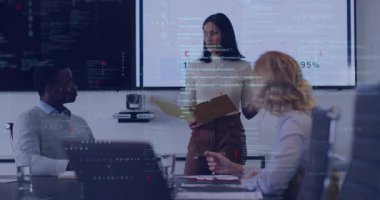 Sunucu klasörü açıyor ve verileri sunuyor, kodun örtüşüyle iş toplantısına brifing veriyor. İş iletişimi, kurumsal takım çalışması, dijital sunum, yenilik, stratejik planlama, profesyonel işbirliği, modern çalışma alanı