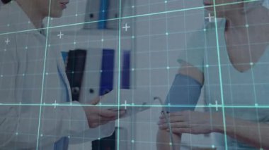 Kan basıncını hastanın koluna saran klinisyen hastaların hayati değerlerini gösteriyor. Sağlık personeli, sağlık izleme, dijital sağlık hizmetleri, profesyonel danışma, klinik teşhis, sağlık teknolojisi, hasta bakımı