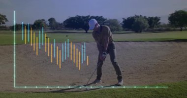 Golfçü, salıncak analizi sırasında inen animasyon veri tablosunu başlatan sığınak topuna yaklaşıyor. Atletik, hassas, hareketli, manzaralı, rekabetçi, canlı, açık hava