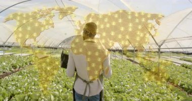 Sandık taşıyan çiftçi yürüyüş serası işletiyor, altın ağ dağılımı gösteriyor. Tarım, sürdürülebilirlik, yenilik, kentsel tarım, çevre dostu, büyüme, dijital bağlantı