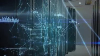 Sunucu dolapları holografik ağı etkinleştiriyor, titreşim düğümleri atıyor, çizgileri genişletiyor, verileri görselleştiriyor. Dijital altyapı, veri görselleştirme, ağ mimarisi, siber güvenlik, teknoloji, bilgi akışı, analitik