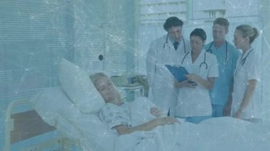 Tıbbi ekip hemşiresi panoyu doktordan doktora çeviriyor. Dosyayı güncellerken doktorun kalemi ayarlamasına neden oluyor. Tıbbi, sağlık, profesyonel, klinik, hasta bakımı, takım çalışması, belgeler