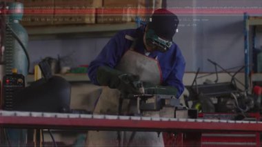 Metal üreticisi metali kenetliyor, açı öğütücüsüyle öğütüyor, kıvılcımlar püskürüyor, altıgen kod kayıyor. Sanayi, zanaat, kesinlik, atölye, güvenlik, teknoloji, mühendislik