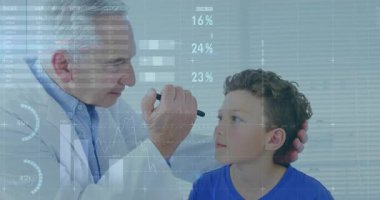 Doktor, göz testi için klinikte çocuğun gözlerine kalem ışığı tutuyor. Saydam veri tabloları güncelleniyor. Tıbbi, sağlık, tanı, teknoloji, analiz, pediatri, profesyonel