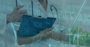 Tıbbi kaplama, elinde dosya tutan kadın doktor olarak görünüyor. Meslektaşı verileri analiz ediyor. Tıbbi, işbirliği, profesyonellik, teknoloji, analitik, sağlık, yenilik