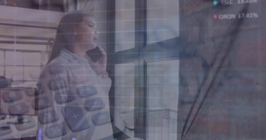 Akıllı telefonlara cevap veren ve finansal güncelleme için animasyon borsa saatleri ve grafikleri başlatan kadın. Finans, teknoloji, yatırım, iş, analitik, dijital, modern