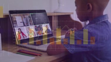 Çocuk diz üstü bilgisayar açarken, öğretmen soru işaretleri çizerek öğrenme dersine başlıyor. Eğitim, e-öğrenme, uzak sınıf, dijital öğrenme, gençlik, teknoloji, yaratıcı