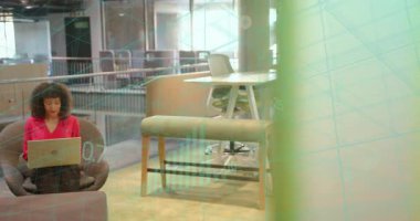 Ofiste grafikler girerken bilgisayardaki iş verilerini değiştirip analiz eden bir kadın. Teknoloji, veri görselleştirme, çalışma alanı, profesyonellik, analitik, modern tasarım, konsantrasyon