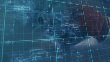 Teknisyen bankın üzerine eğilip mavi holografik ızgaranın solup animasyonunu kontrol ediyor. Teknoloji, yenilik, makine, plan, dijital, mühendislik, fütüristik