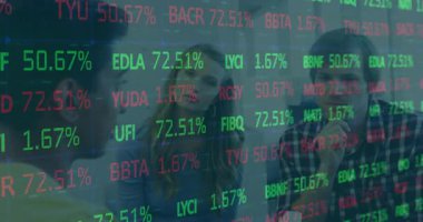 İş arkadaşı yemekten önce yüzdeleri analiz ederken şeffaf finans verileri sunuyor. İlerleme, işbirliği, analitik, strateji, modern, profesyonel, iletişim