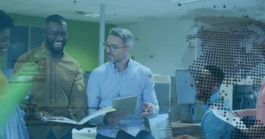 Takım lideri, harita kaplamalı klasörü tararken satış verilerini vurgulayan tablet tıklatıyor. İşbirliği, takım çalışması, veri analizi, modernlik, teknoloji, iletişim, yenilik