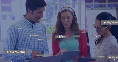 Meslektaşları tabletlere oyun simgeleri vuruyor yüzen rozetlerle teknik tanıtıma başlıyorlar. İşbirliği, yenilik, dijital, takım çalışması, iletişim, modern arayüz