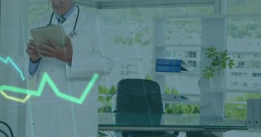 Doktor tıkırtı tableti dengelenmiş animasyon grafiklerini yukarı doğru dengeleyerek tıbbi incelemeye başlıyor. Tıbbi, sağlık, teknoloji, analiz, veri, yenilik, profesyonel