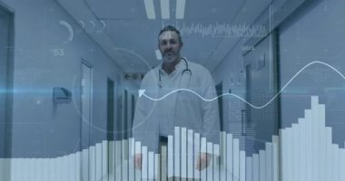 Doktor, hasta bakımı için koridordaki sağlık verilerini yükselen parmaklıklar ve dalga biçimleri ile örtüyor. Tıbbi, teknoloji, analitik, yenilik, profesyonel, dijital, sağlık