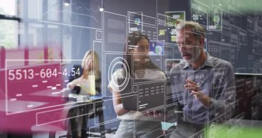 Meslektaşlar iş istatistiklerini incelerken dizüstü bilgisayar açıp veri arayüzünü etkinleştiriyorlar. Teknoloji, işbirliği, analitik, yenilik, çalışma alanı, dijital, takım çalışması