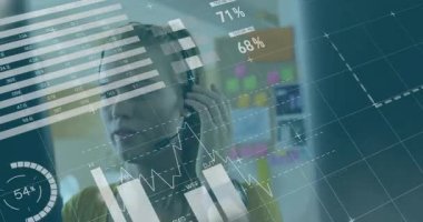 Kadın analist mikrofonu kaldırıyor ve yüzen grafiklerin analitik arayüze evrimleşmesini izliyor. Teknoloji, veri görselleştirme, dijital arayüz, profesyonel, içgörü, analiz, fütüristik