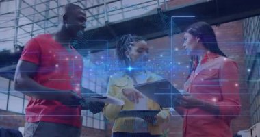 Mimari planlama için planlama ve holografik arayüzü sunan üç iş arkadaşı. İşbirliği, yenilik, teknoloji, kentsel, modern, takım çalışması, üretkenlik