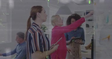 Çalışma masalarında çalışan adamlar üzerinde yapışkan notlarla iş planlaması yapmak için Whiteboard 'da toplanıyorlar. İşbirliği, beyin fırtınası, ofis, takım çalışması, proje, yenilik, modern