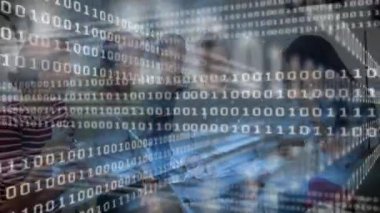 Proje ekibi geliyor ve planlamak için belgeleri düzenliyor sonra da tabletleri değiştiriyor. İşbirliği, takım çalışması, şirket, tartışma, modern, üretkenlik, yenilik