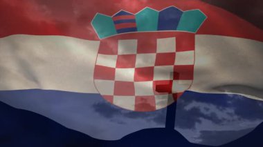 Rüzgâr fırtınaları Hırvat bayrağını bulutlu alacakaranlık altında dalgalandırıyor ve sürekli dalgalanma gösteriyor. Vatansever, milliyetçi, açık hava, dramatik, dinamik, kumaş, hareket