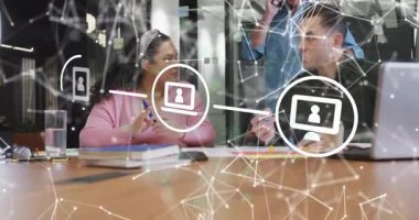 İş toplantısında ağ grafiklerini aktifleştiren bir kadın, not alan ve telefonlara cevap veren iş arkadaşları. İşbirliği, takım çalışması, yenilik, dijital, modern, ofis, iletişim