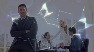 İş arkadaşları, ağ çizgileri değişken veri küresi oluştururken toplantı masası etrafında iş konuşuyorlar. Şirket, yenilik, teknoloji, işbirliği, fütüristik, dijital, profesyonellik