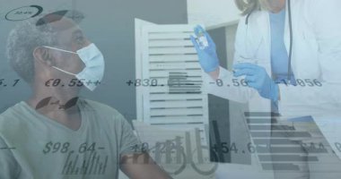 Kadın doktor aşı şişesini yukarıda tutuyor ve erkek hasta izlerken şırıngaya sıvı boşaltıyor. Tıbbi, sağlık, aşı, klinik, profesyonel, steril, önleme