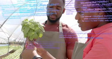 Sera bankından tohum çıkaran bir adam ve kod kaplamalı bitki sağlığı analizi yapan bir kadın. Bahçecilik, işbirliği, yenilik, biyoteknoloji, sürdürülebilir, büyüme, araştırma