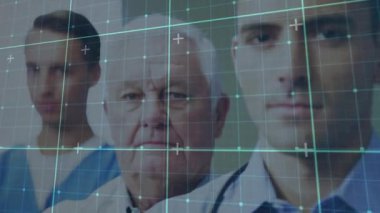 Klinikte dikilen tıp uzmanları, teşhis için yüzler arasında kayan dijital şebeke. Sağlık, teknoloji, yenilik, takım çalışması, teşhis, fütürist, işbirliği