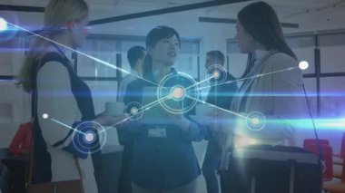 İş ağını gösteren tablet etkinleştiren ağ düğümlerine doğru hareket eden üç profesyonel. İşbirliği, iletişim, dijital, takım çalışması, kentsel, modern, bağlantı