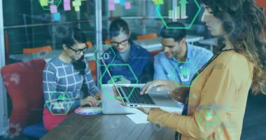 Dört meslektaşım yeşil büyü simgelerini güncellemek için iş toplantılarında tablet tıklatıyor ve bilgisayardan araklıyor. İşbirliği, takım çalışması, yenilik, teknoloji, sürdürülebilirlik, veri analizi, modern