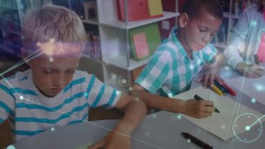 Sınıf arkadaşları ağ kaplamasının altında işaretlerle resim çizerken okul masasında kamera görüntüleniyor. İşbirliği, yaratıcılık, eğitim, teknoloji, çocukluk, takım çalışması, dinamik