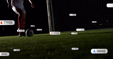 Erkek futbolcu topları ileri itiyor, spor analizlerindeki bildirim simgelerini etkinleştiriyor. Atletik, antrenman, dijital, fütüristik, aksiyon, açık hava, dinamik