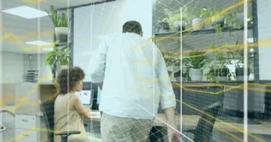 Akıllı telefonu işaret eden kahve taşıyan bir adam ve bulut simgelerini gösteren teknoloji verilerini inceleyen bir kadın. İşbirliği, teknoloji, dijital, başlangıç, ofis, yenilik, çalışma alanı