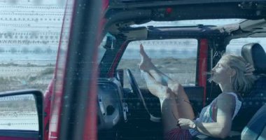 Otomobil yolculuğu sırasında jip yolcusuna çarpıp arabanın ön koltuğunda dinlenmek sahil esintisini hissetmek. Macera, boş zaman, seyahat şehveti, kaygısız, keşif, açık hava, tatil