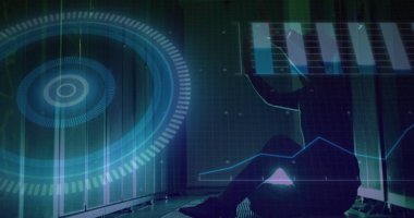 Koridordaki sunucu dolaplarını kontrol eden çömelmiş teknisyen holografik örtülerle, kopyalama uzayı. Teknoloji, veri, siber güvenlik, dijital, yenilik, bilim, fütürist