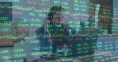 Ofisteki saydam ekranda, gözlüklü ve dizüstü bilgisayarlı saatleri inceleyen kadın. Üretim, teknoloji, finans, analitik, profesyonel, modern, iş