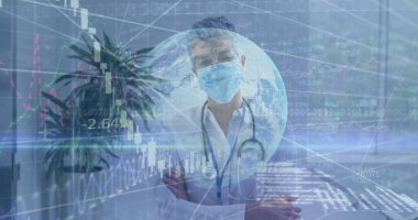 Finansal veri örtülerini analiz etmek, muayene odasında stetoskop ve maskeyle bekleyen kıdemli doktor. Tıbbi, profesyonel, geleceksel, dijital, analitik, sağlık, teknoloji