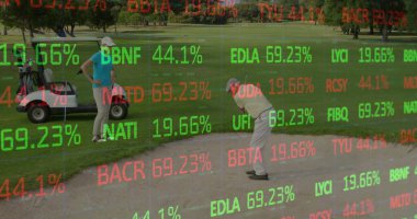 Golf sahasındaki golf sahasından borsa kalp kaplamalı golf topuna vuruyor. Atletik, boş zaman, açık hava, doğa, konsantrasyon, hareket, zarafet