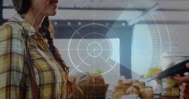 Tutma sepeti, sarı ekose gömlekli bir kadın fırındaki terminale giriş kartı, kopyalama alanı. Perakende, alım satım, ticaret, kırsal, pazar yeri, günlük, butik