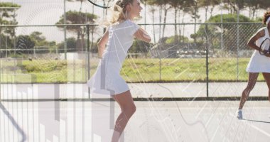 Beyaz elbiseli bir kadın tenis kortunda tenis raketi, çit ve spor ayakkabılarıyla forehand vuruyor. Atletik, takım çalışması, canlılık, açık hava, spor, rekabet, eğlence