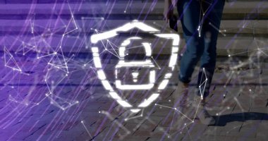 Uçan asma kilit kalkanı, tuğla plazada yürüyen kotlu bir kadının yanında veri akışı yansıtıyor. Güvenlik, siber güvenlik, dijital, bağlantı, koruma, kentsel, modern